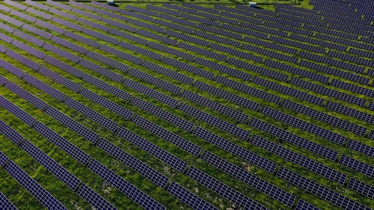 Photovoltaik Freiflächenanlage in einem Acker