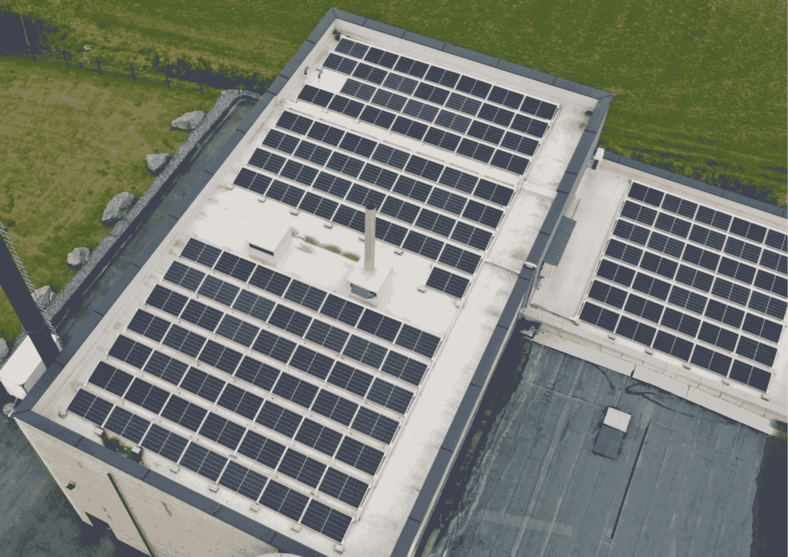 Bild der PV-Anlage auf dem Flachdach der Regionalwärme Feldkirchen