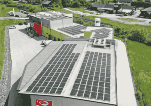 Ein Bild von der PV-Anlage auf dem Dach der Firma Pizza O SOLE Mio GmbH