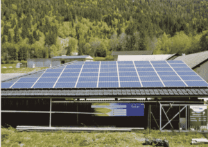 PV-Anlage auf einem Schrägdach des Altstoffsammelzentrum Weißensee