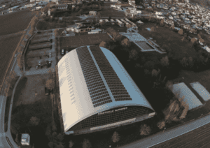 Foto der PV-Anlage auf dem Dach der Stadthalle in Althofen.