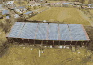 Foto der PV-Anlage auf der Reithalle Petutschnig