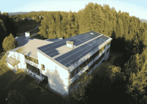 PV-Anlage auf dem Dach der Volksschule Goritschach in Wernberg