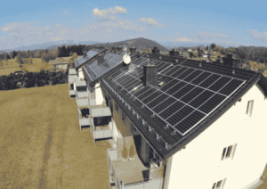 PV-Anlage auf dem Dach einer Gemeindewohnanlage in Rechberg
