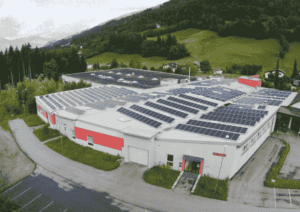 PV-Anlage auf dem Dach der CNC Academy in Greifenburg