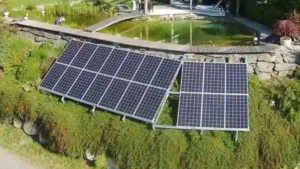 Photovoltaik-Anlage im Garten eines Einfamilienhauses in St. Urban