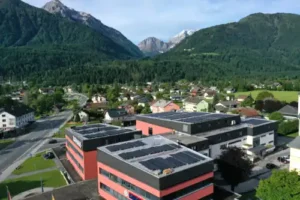 Rathaus Kötschach-Mauthen - PV-Modulen an der Fassade.