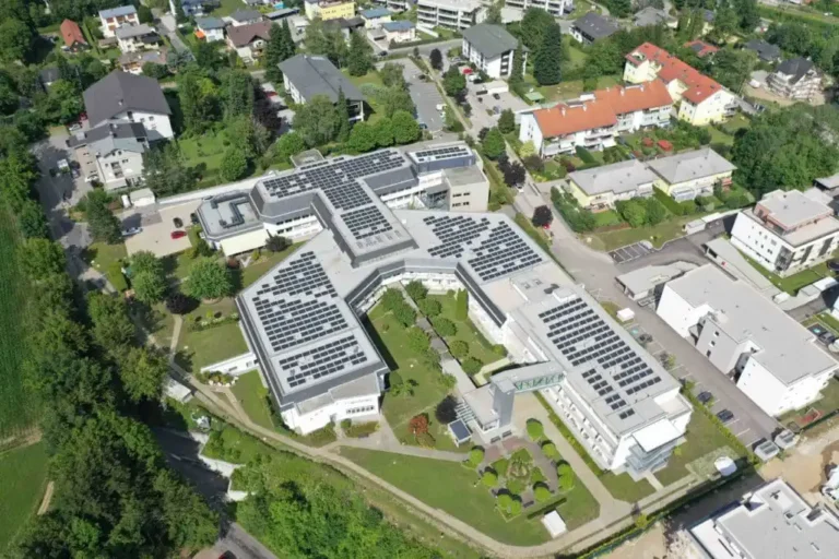 PV Anlage für Kliniken in Kärnten auf dem Dach der Privatklinik Villach
