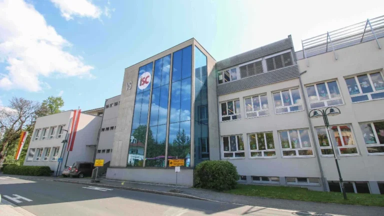 Die neue PV-Anlage auf dem Dach der Volksschule Velden.