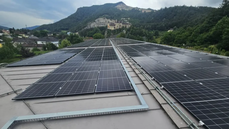 Das Foto zeigt die Photovoltaikanlage auf dem Dach des Caritas-Hauses Anna.
