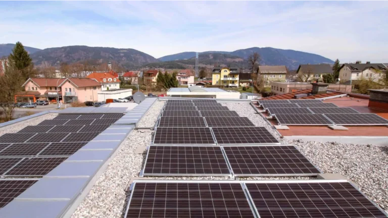 PV-Anlage auf Kiesdach ELBE Store Villach Süd-Ost-Ausrichtung
