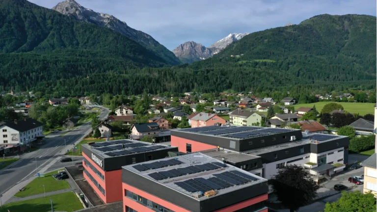 PV-Module an der Fassade und Dach Rathaus Kötschach-Mauthen Kärnten Solar Referenzprojekt